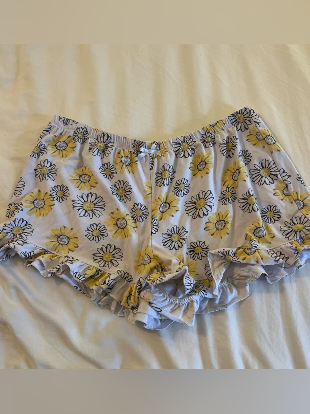 Yellow Daisy Print Womenโs Ruffle Lounge Shorts